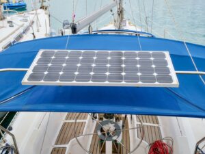 Solarmodul auf dem blauen Verdeck eines Segelboots über dem Cockpit